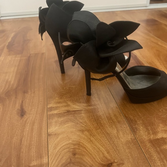 Karen Millen Black Flower Pump - Picture 5 of 9